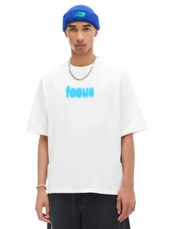 Koszulka z ozdobnym napisem