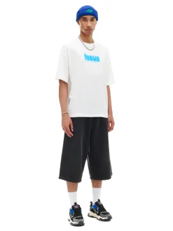 Koszulka z ozdobnym napisem