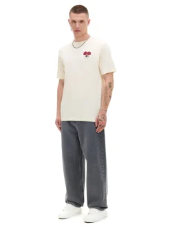 Kremowa koszulka z nadrukiem czerwonych róż