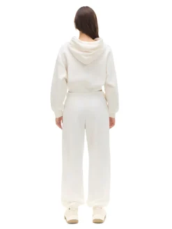 Kremowe dresowe joggery z naszywką