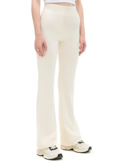 Kremowe dresy typu flare