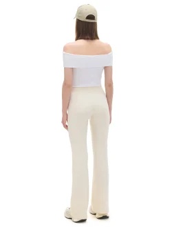 Kremowe dresy typu flare