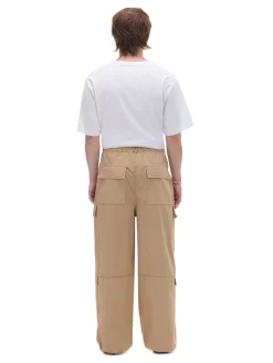 Kremowe spodnie cargo o luźnym kroju