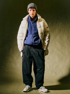 Kremowy pikowany płaszcz z kapturem