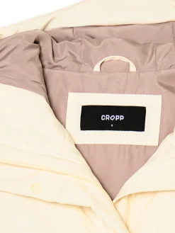 Kremowy pikowany płaszcz z kapturem