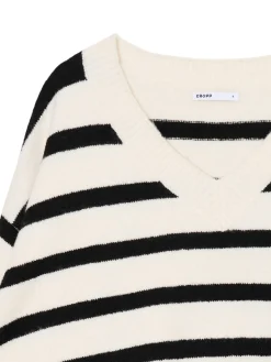 Kremowy sweter w czarne paski