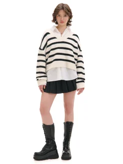 Kremowy sweter w czarne paski