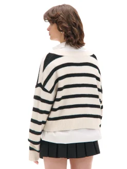 Kremowy sweter w czarne paski