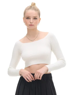 Kremowy sweter z odkrytymi ramionami