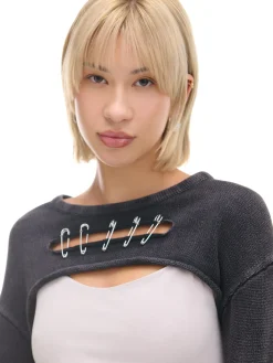 Krótki sweter z agrafkami