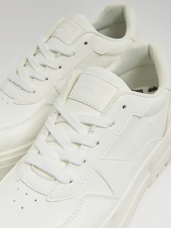 Lekkie białe sneakersy