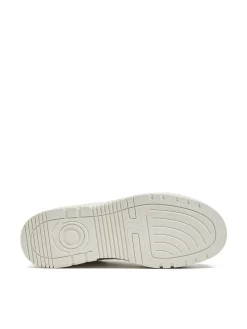 Lekkie białe sneakersy