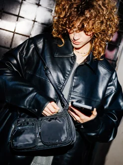 Mała czarna torebka crossbody