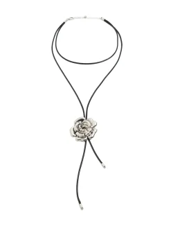 Naszyjnik z zawieszką w kształcie róży