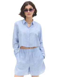 Niebieska krótsza koszula w pionowe paski