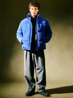 Niebieska kurtka puffer ze stójką