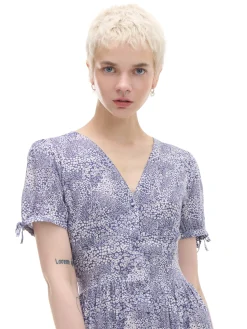 Niebieska sukienka midi w kwiaty