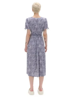 Niebieska sukienka midi w kwiaty