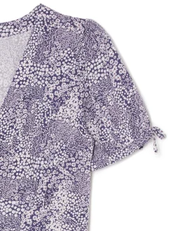 Niebieska sukienka midi w kwiaty