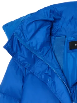 Niebieski pikowany płaszcz z kapturem