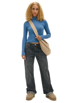 Niebieski sweter z półgolfem