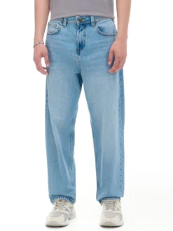 Niebieskie jeansy loose