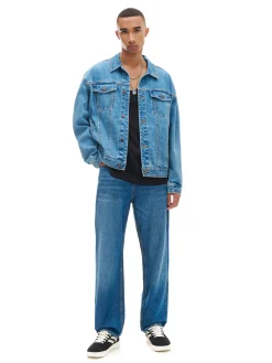 Niebieskie jeansy relaxed