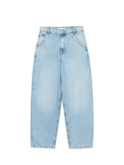 Niebieskie jeansy skater