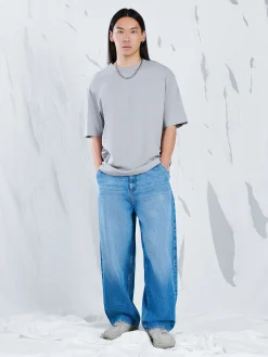 Niebieskie jeansy skater z efektem sprania