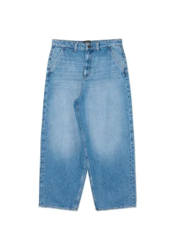 Niebieskie jeansy skater z efektem sprania