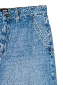 Niebieskie jeansy skater z efektem sprania