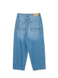 Niebieskie jeansy skater z efektem sprania