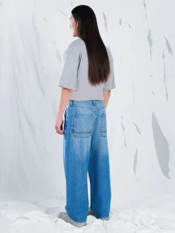 Niebieskie jeansy skater z efektem sprania