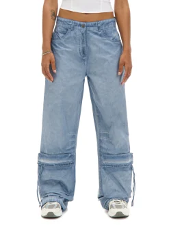 Niebieskie spodnie z kieszeniami cargo