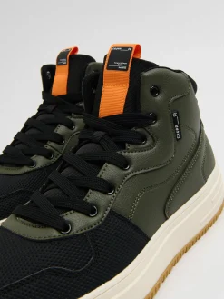 Oliwkowe sneakersy na solidnej podeszwie