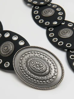 Pasek z ozdobnymi detalami