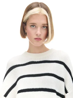 Pasiasty sweter z szerokim rękawem