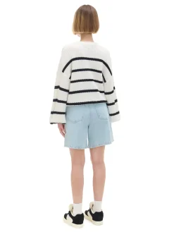 Pasiasty sweter z szerokim rękawem