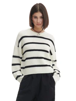 Pasiasty sweter z szerokim rękawem