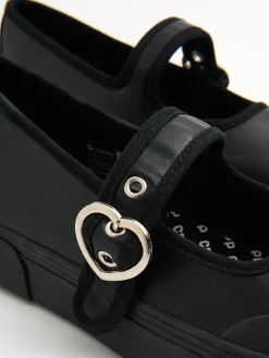 Półbuty Mary Jane z ozdobną klamrą