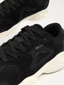 Sneakersy na białej podeszwie