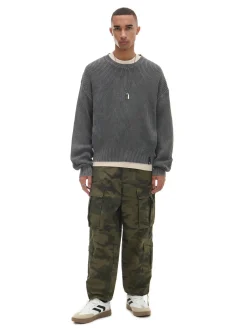 Spodnie cargo z motywem moro