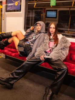 Spodnie straight z imitacji skóry