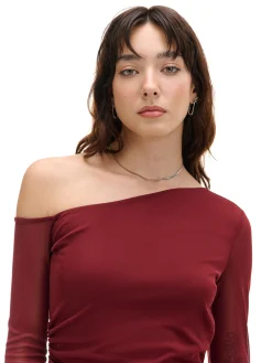 Sukienka midi z odkrytym ramieniem