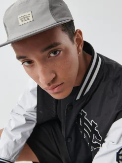 Szara czapka z daszkiem