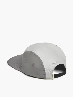 Szara czapka z daszkiem