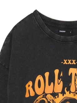 Szara koszulka z nadrukiem kości