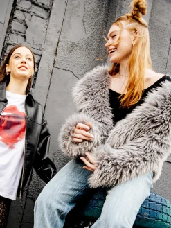 Szara kurtka z imitacji futra