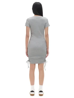 Szara sukienka z ozdobnym marszczeniem