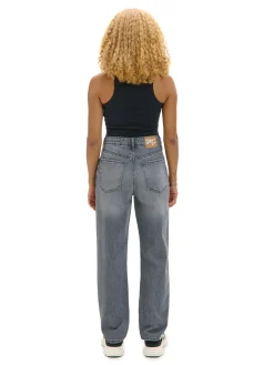 Szare jeansy mom z wysokim stanem